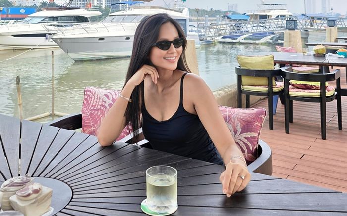 H'Hen Niê mặc áo hai dây khoe sắc vóc chuẩn 'gái một con trông mòn con mắt'