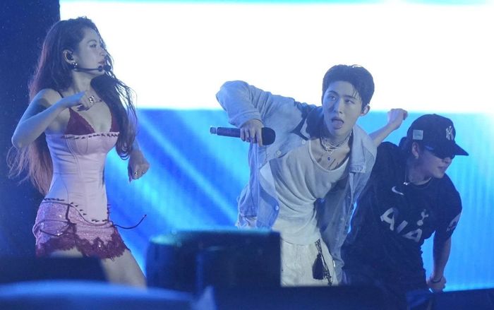 'Sí rịt' tối nay: Chi Pu song ca cùng 'nam thần' B.I, dân mạng khen 'quá xứng đôi'