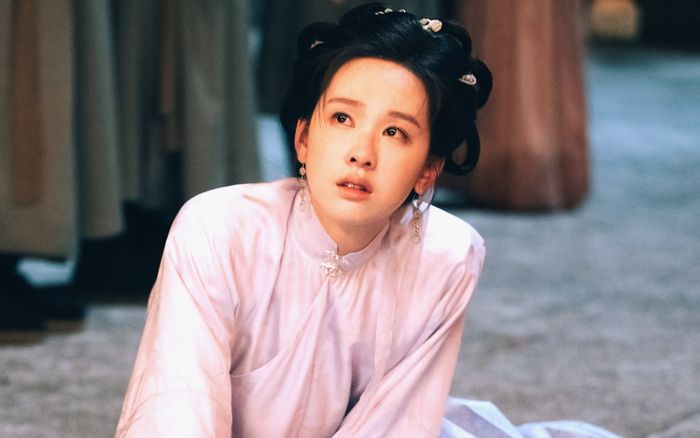 Nữ diễn viên sợ hãi co rúm người khi bị fan xô đẩy tại ga tàu