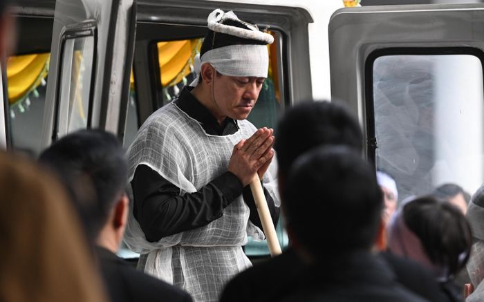 Xót xa hình ảnh ca sĩ Tuấn Hưng đội khăn trắng chịu tang, khóc sưng mắt đưa tiễn mẹ