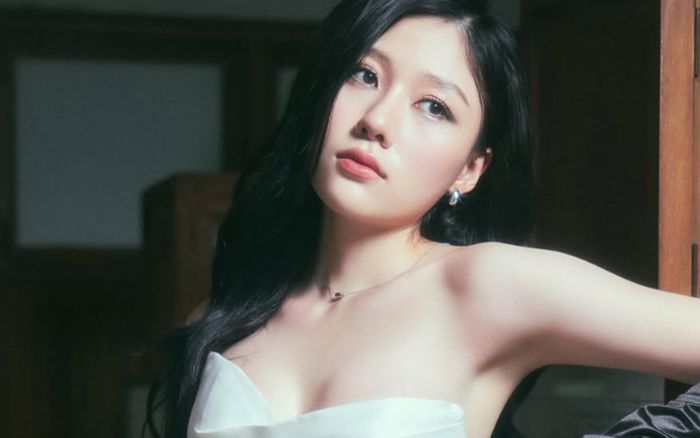 Em gái Trấn Thành 'đốt mắt' với loạt váy cúp ngực khoe sắc vóc gợi cảm ở tuổi U30