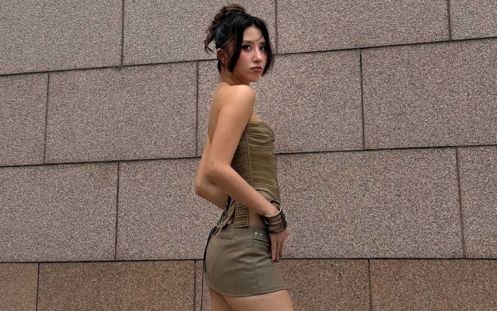 Quỳnh Anh Shyn diện váy ngắn cũn dạo phố, lộ chi tiết khó tin khiến ai cũng phải 'dụi mắt 10 lần'