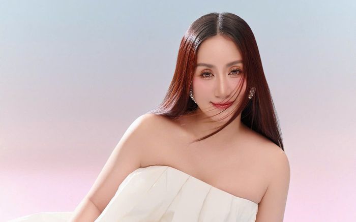 Khánh Thi hiếm hoi diện váy trễ vai, khoe nhan sắc gợi cảm ở tuổi 43