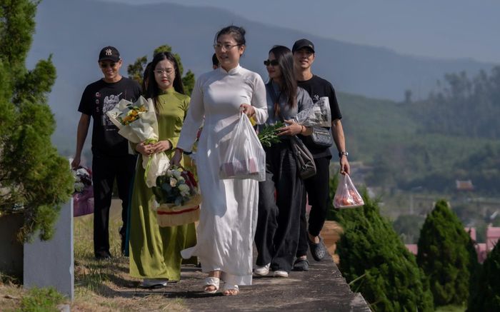 Món quà đặc biệt của học trò dành tặng cho nhà giáo quá cố trước thềm 20/11