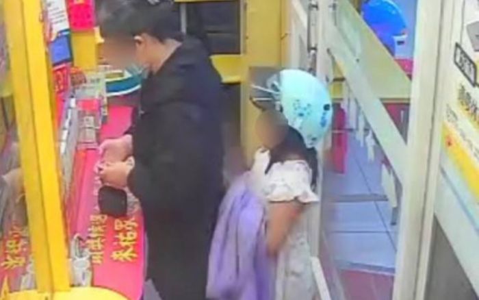 Hai mẹ con trúng vé số nhưng không biết rồi bỏ đi, cửa hàng kiểm tra camera rồi có hành động ấm lòng