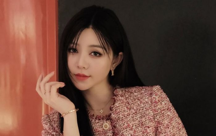 Tin ngày 18/11: Quỳnh Kool diện mẫu túi 152 triệu đồng