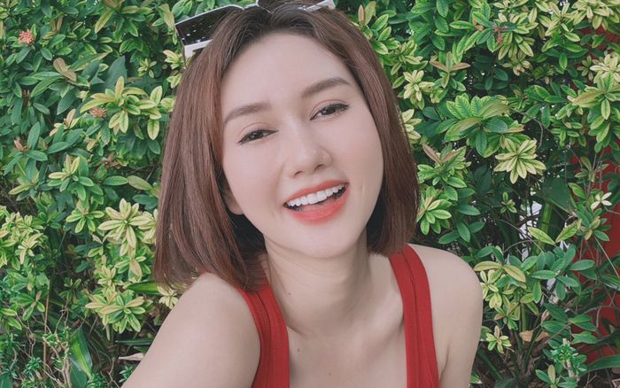 Clip tình tứ của Hương Giang và chồng gây chú ý