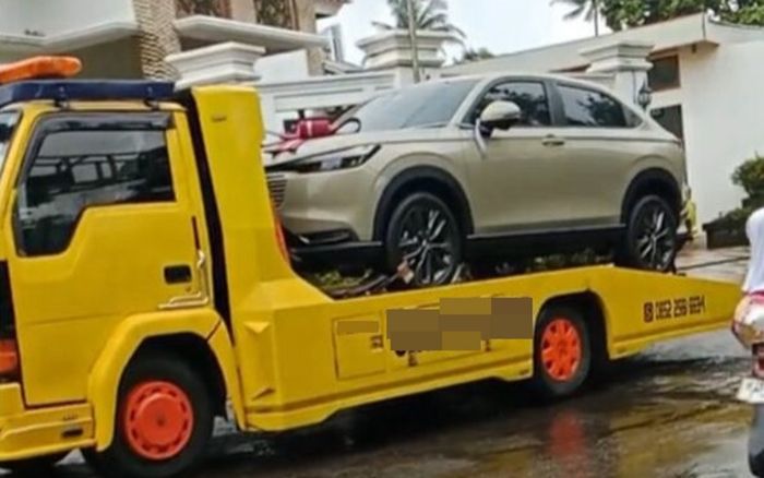 Người đàn ông 61 tuổi cưới vợ 19 tuổi, chở xe hơi tới tận nhà cô dâu tặng làm của hồi môn