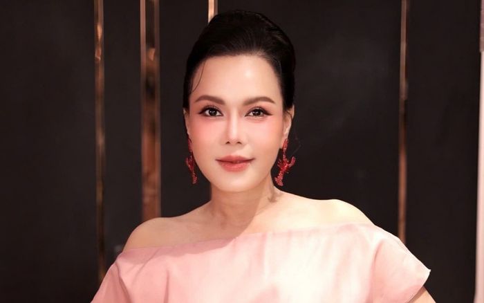 Chiếc điện thoại hơn 120 triệu của nghệ sĩ Việt Hương