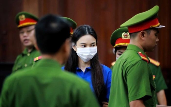 Hình ảnh Hoa hậu Thuỳ Tiên, Hằng Du Mục, Quang Linh Vlog trong phòng xét xử