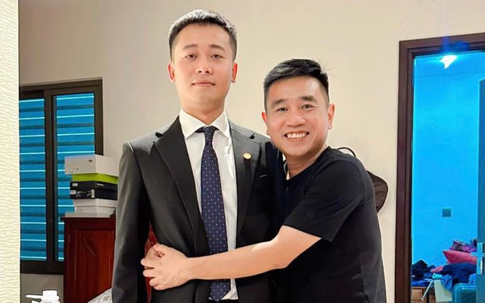 'Anh em chí cốt' với Quang Linh Vlogs bất ngờ xuất hiện ở toà án sáng nay sau nhiều tháng 'ở ẩn' gây chú ý