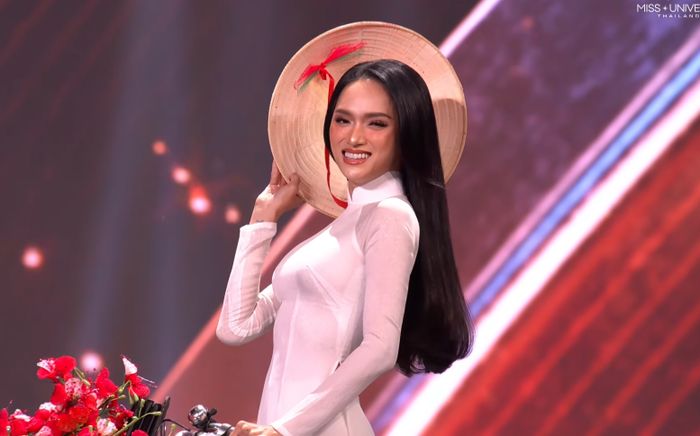 Hương Giang đẹp rạng ngời, toả sáng 'tràn cả khung hình' trong phần thi National Costume tại Miss Universe