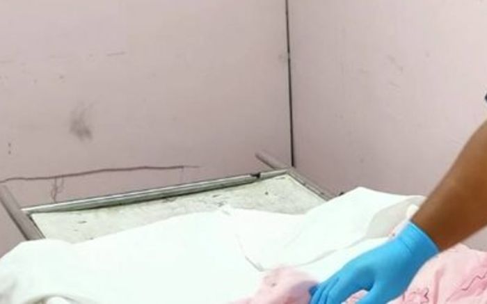 Người mẹ làm ca đêm kiểm tra camera, gục ngã khi thấy con trai 5 tháng tuổi rớt xuống giường qua đời