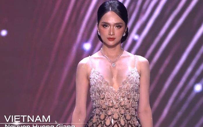 Hương Giang diện đầm dạ hội khoét sâu cực gợi cảm ở Bán kết Miss Universe, triệu khán giả vỡ òa
