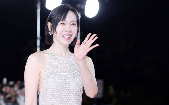 Son Ye Jin gây xôn xao với bộ váy xuyên thấu 'mỏng như giấy' tại Rồng Xanh 2025