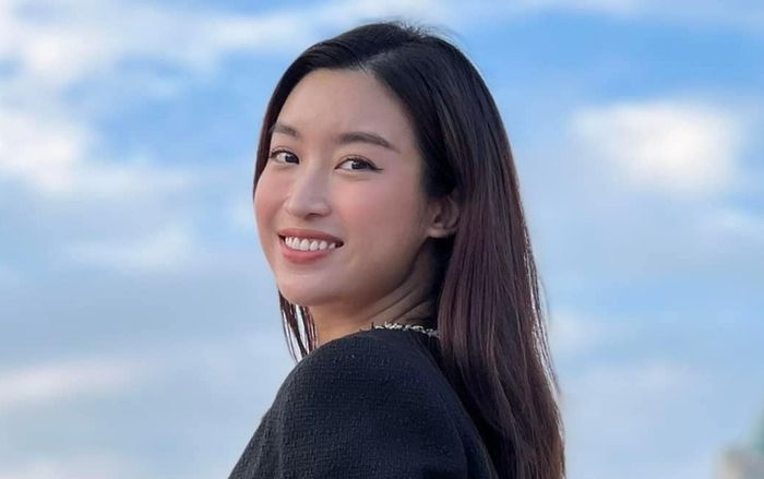 Máy ảnh 30 triệu của con dâu bầu Hiển