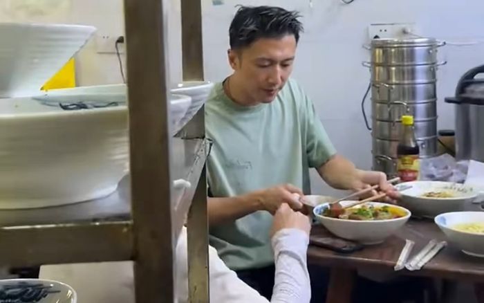 Nam ca sĩ hàng đầu showbiz bị bắt gặp trong quán mì bình dân, nhan sắc ở tuổi 44 khiến ai cũng sốc