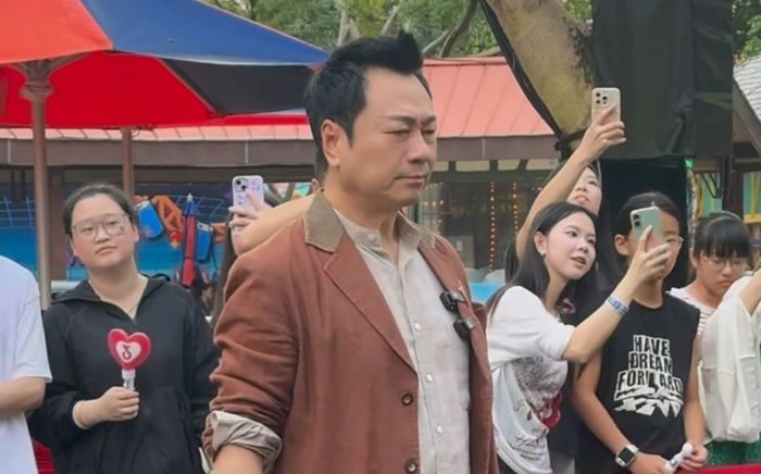 'Ông hoàng truyền hình' một thời nay bị bắt gặp đi diễn kịch ở công viên, diện mạo gây xôn xao