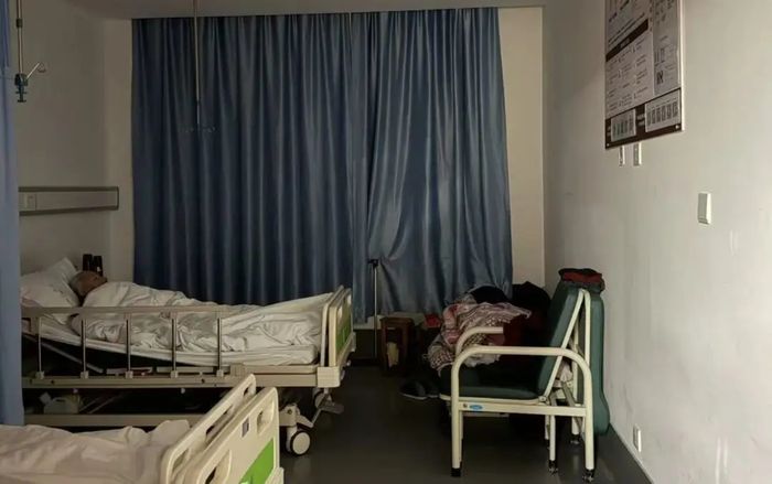 Hơn 300 ngày ngủ ghế tựa trong bệnh viện, cụ bà 80 tuổi nói một câu khiến ai cũng nghẹn lòng