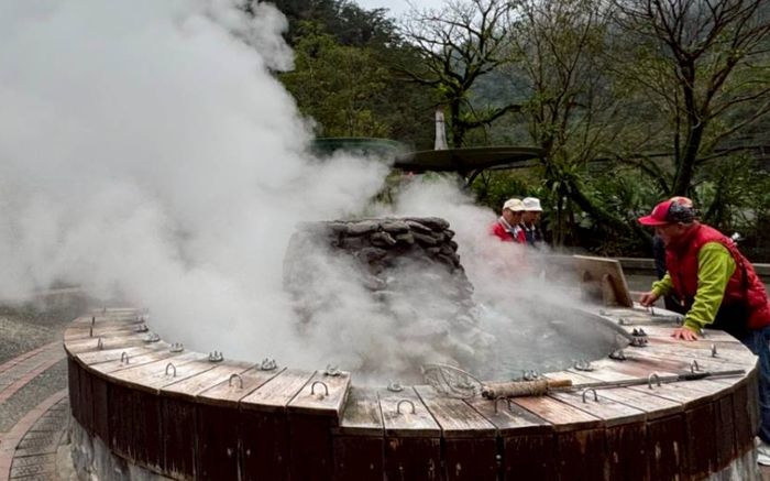 Hai công nhân tử vong trong lúc vệ sinh hồ nước nóng, hiện trường bị đình chỉ toàn bộ hoạt động