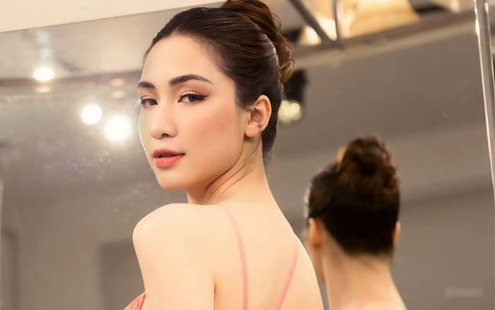 'Dậy sóng' Hòa Minzy được một người đặc biệt ẵm ra xe ô tô, danh tính quá quen thuộc