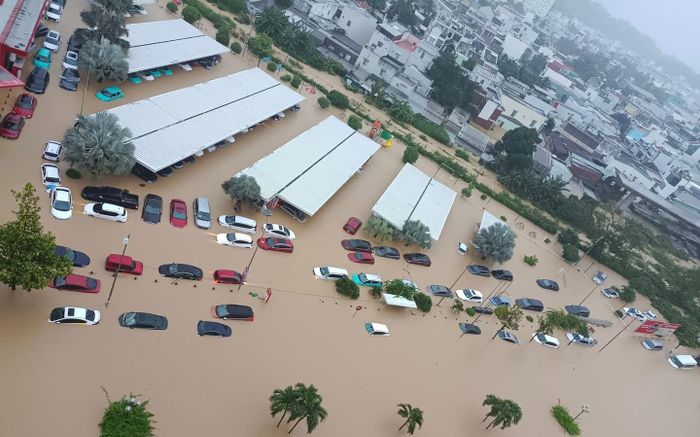 Nha Trang, Khánh Hoà: Nhiều nơi kêu cứu, ô tô tiền tỷ 'chìm trong biển nước'