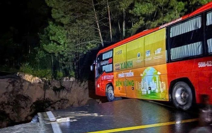 Xe khách cheo leo ở 'miệng tử thần' tại đèo Mimosa