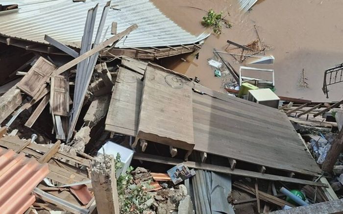 Ngôi chợ 100 năm tuổi sạt lở chìm xuống sông, cảnh tượng khiến người dân đau lòng