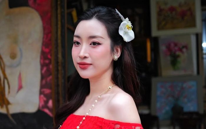 Chiếc điện thoại 25 triệu của con dâu bầu Hiển