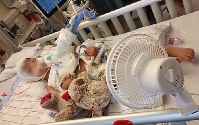 Đau lòng bé trai 2 tuổi qua đời vì bác sĩ kê nhầm đơn thuốc thiếu 1 dấu phẩy