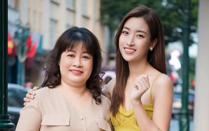 Túi xách 2 triệu của con dâu Bầu Hiển