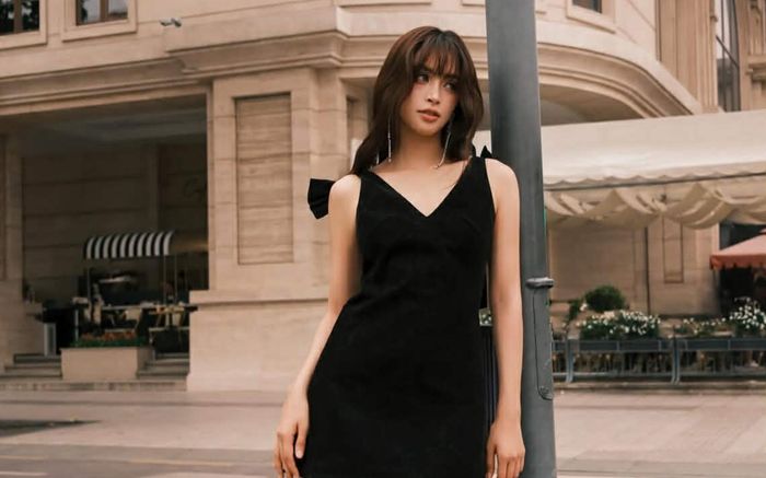 Tiểu Vy diện váy ngắn cũn khoe chân dài nuột nà giữa phố