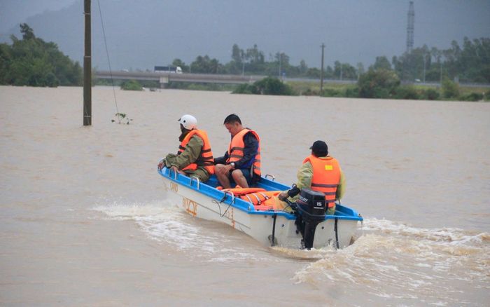 Mưa xối xả suốt đêm, hàng loạt tỉnh đối mặt nguy cơ thiên tai