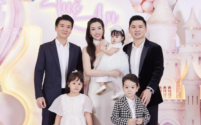 Cách chọn đồng hồ của gia đình bầu Hiển