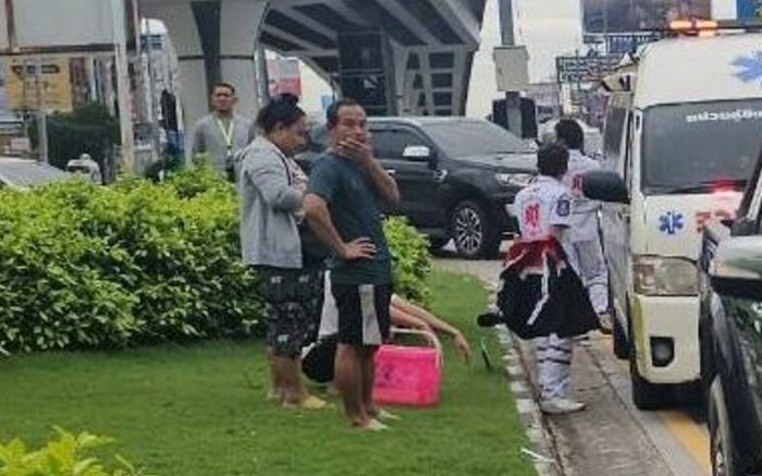 Nữ công nhân sinh con ngay tại ngã tư, người dân vây kín để xem