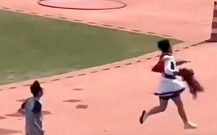 Mặc váy thi chạy rồi giành giải nhất, nam sinh bị hủy kết quả ngay sau đó