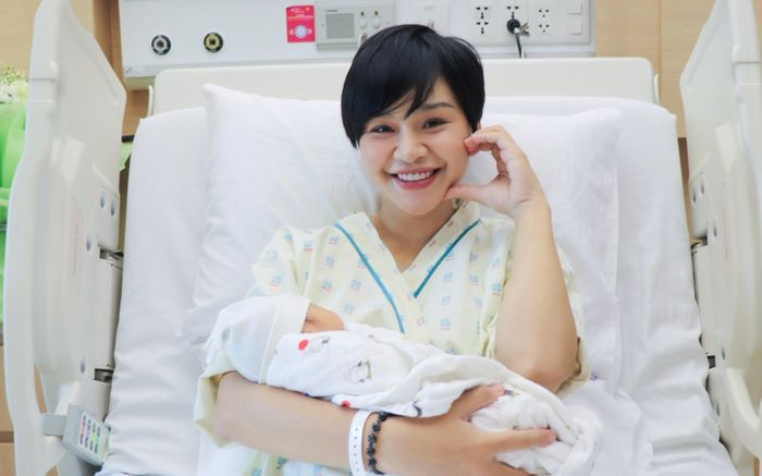 Cặp đôi Vbiz đình đám chào đón con gái đầu lòng