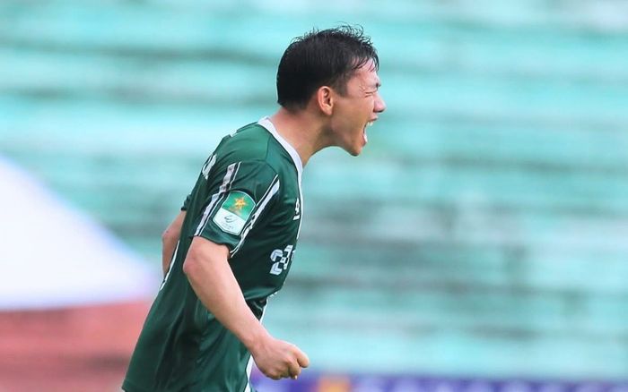 Tiền vệ Trần Minh Vương rực sáng