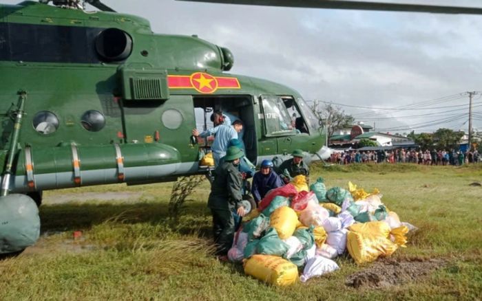 Trực thăng mang theo 1,5 tấn lương thực cứu trợ đồng bào miền Trung