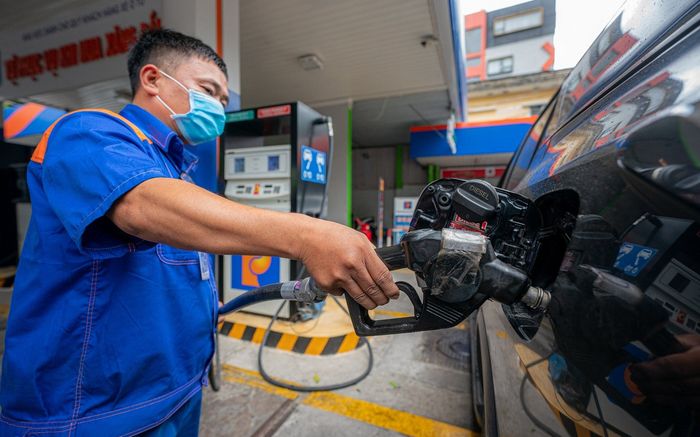 Giá xăng dầu hôm nay 23/11: Giảm rất mạnh