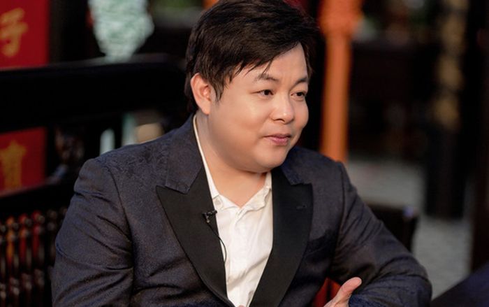 Xôn xao clip Quang Lê ôm hôn một nữ ca sĩ giữa đường, khán giả chỉ trích