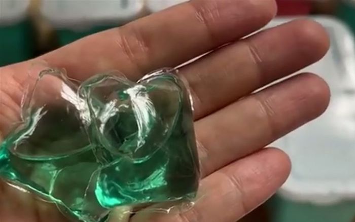 Dùng tay tách viên giặt máy bị dính vào nhau, người phụ nữ gặp sự cố kinh hoàng