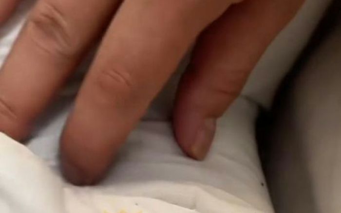 Mua gối ngủ trên mạng, người phụ nữ kinh hoàng khi phát hiện thứ ẩn bên trong