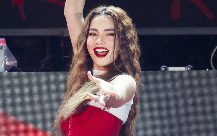 Hồ Ngọc Hà tuyên bố đúng 1 câu sau sự cố trượt chân trước chục nghìn khán giả