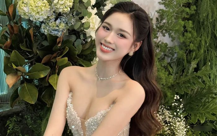 Đỗ Thị Hà diện váy ren quyến rũ sánh đôi với chồng, vô tình lộ 1 điểm đắt giá đầy mê hoặc