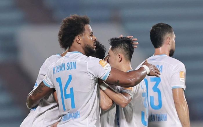 Nguyễn Xuân Son bất lực trước đội bét bảng hạng Nhất