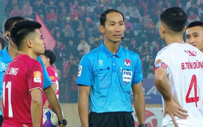 Trọng tài kiểm tra VAR gần 10 phút trong ngày HLV Polking chào thua