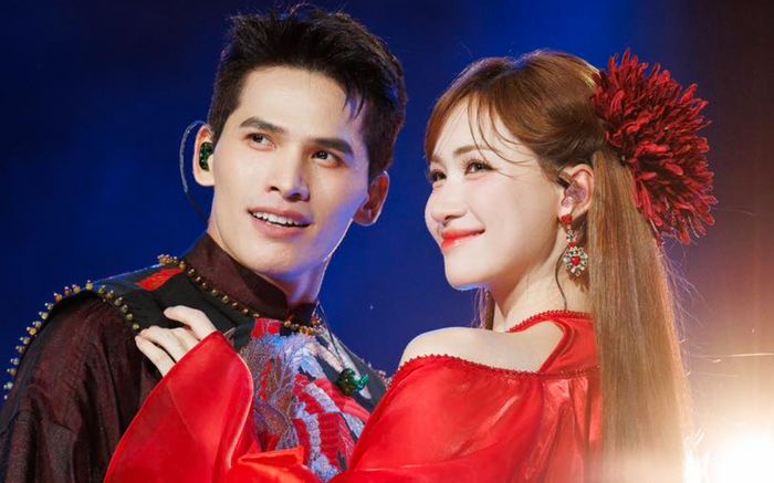 Hòa Minzy 'gây bão' mạng với loạt ảnh 'tình bể bình' bên một sao nam Vbiz