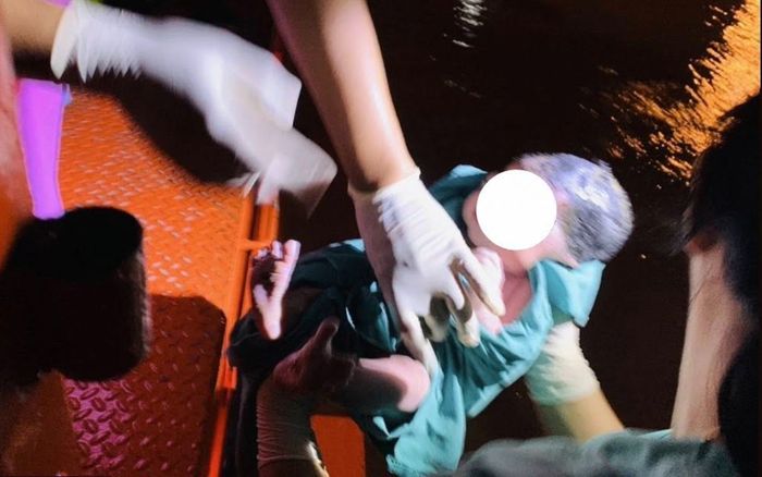 Người phụ nữ sinh con ngay giữa trận lũ lụt, khoảnh khắc đứa bé chào đời ai cũng vỡ òa xúc động