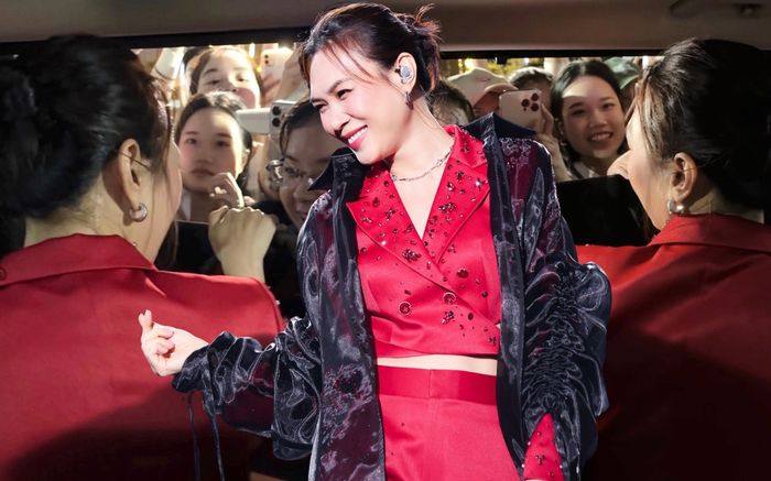 Hàng trăm khán giả vây kín xe Mỹ Tâm, khung cảnh đầy náo loạn